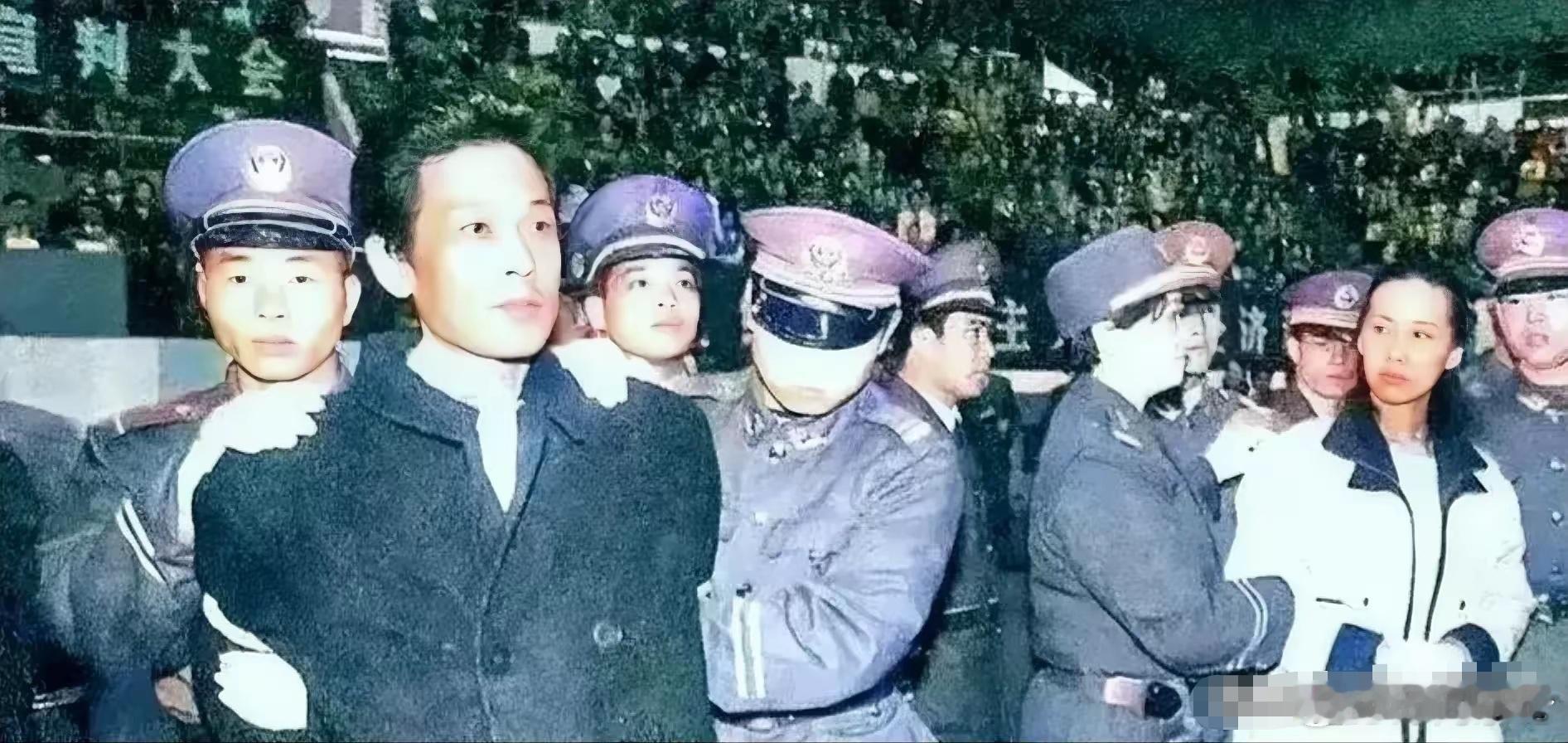 1995年，巨贪王建业被押赴刑场前，最后一次和情妇史燕青的合照！仔细看两人的神情