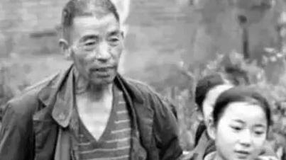 武汉街头，一个煎饼摊主捡到了2个女婴，他终生未娶，20年后，女儿们成了博士和军医
