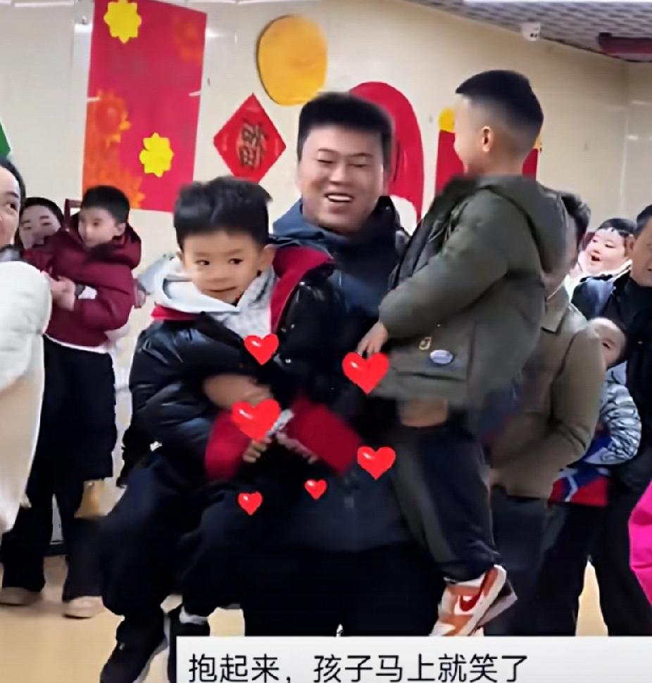 泪奔！学校亲子活动，男孩孤零零站着，一男子充当“临时家长”抱起男孩，男孩瞬间脸上