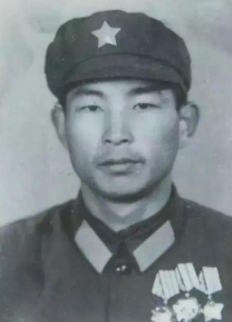 1980年，云南罗家坪大山，22岁的小战士许明习被越军包围，敌人见他孤身一人，而