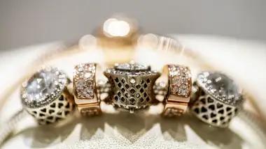 全球销量最大的珠宝商潘多拉（Pandora）表示将减少对白银的依赖。“看看白