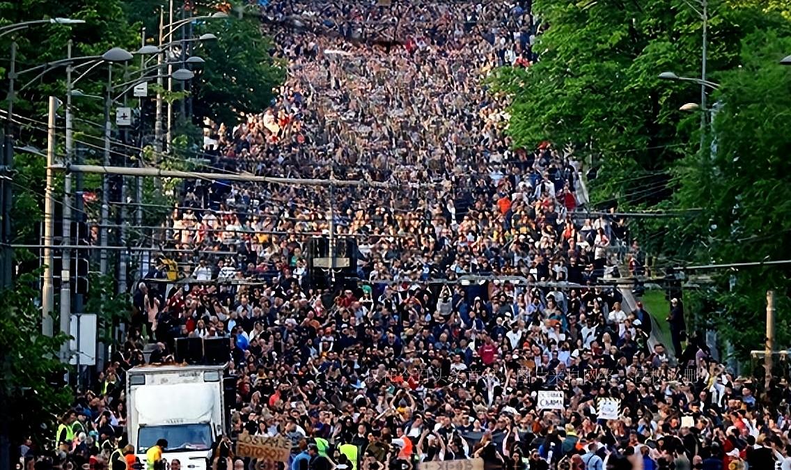 塞尔维亚风云变幻，提前选举要来了周末抗议太厉害了，人山人海的，要求提前选举，这