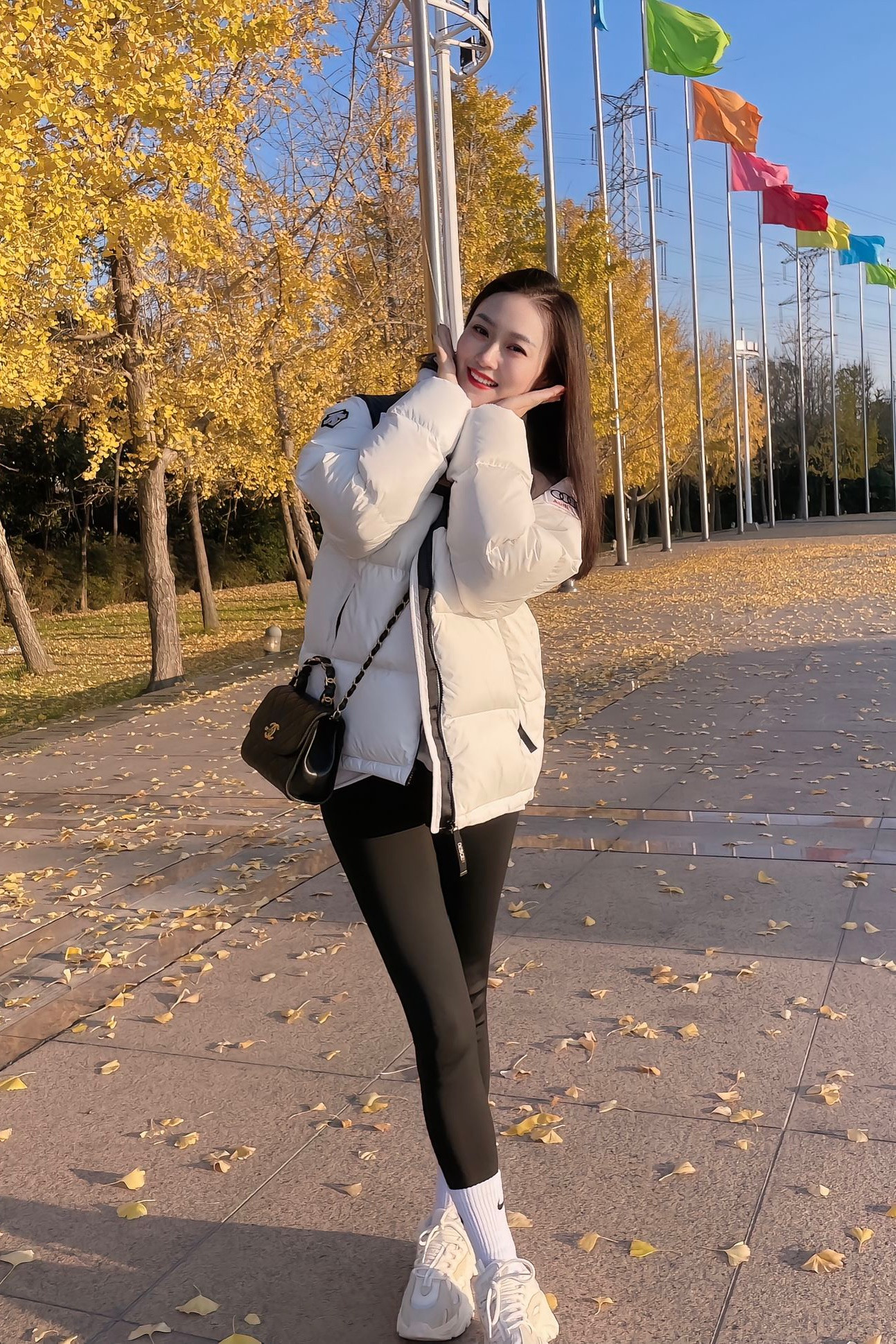 冬日暖阳下，时尚少女与现代建筑合影，温暖又时尚！