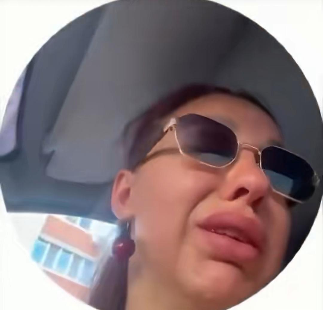 一名俄罗斯女子在排队加油时崩溃大哭，她已经排队很长很长时间，但是一眼望不到头的排