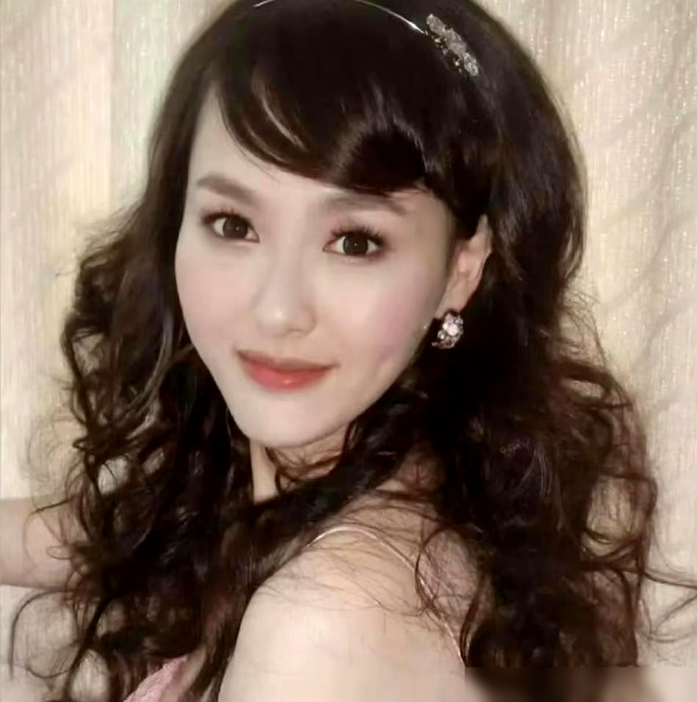 41岁的唐嫣，把傻白甜三个字，彻底撕碎了。青岛蒂芙尼，一袭黑色V领挂脖鱼尾裙，172的身高，92斤的