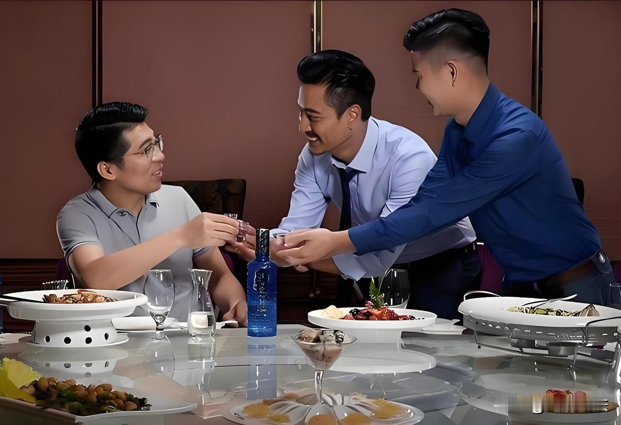 上海，男子受2个好友邀请，参加聚会，酒足饭饱后，男子要叫代驾回家，2好友劝他：凌