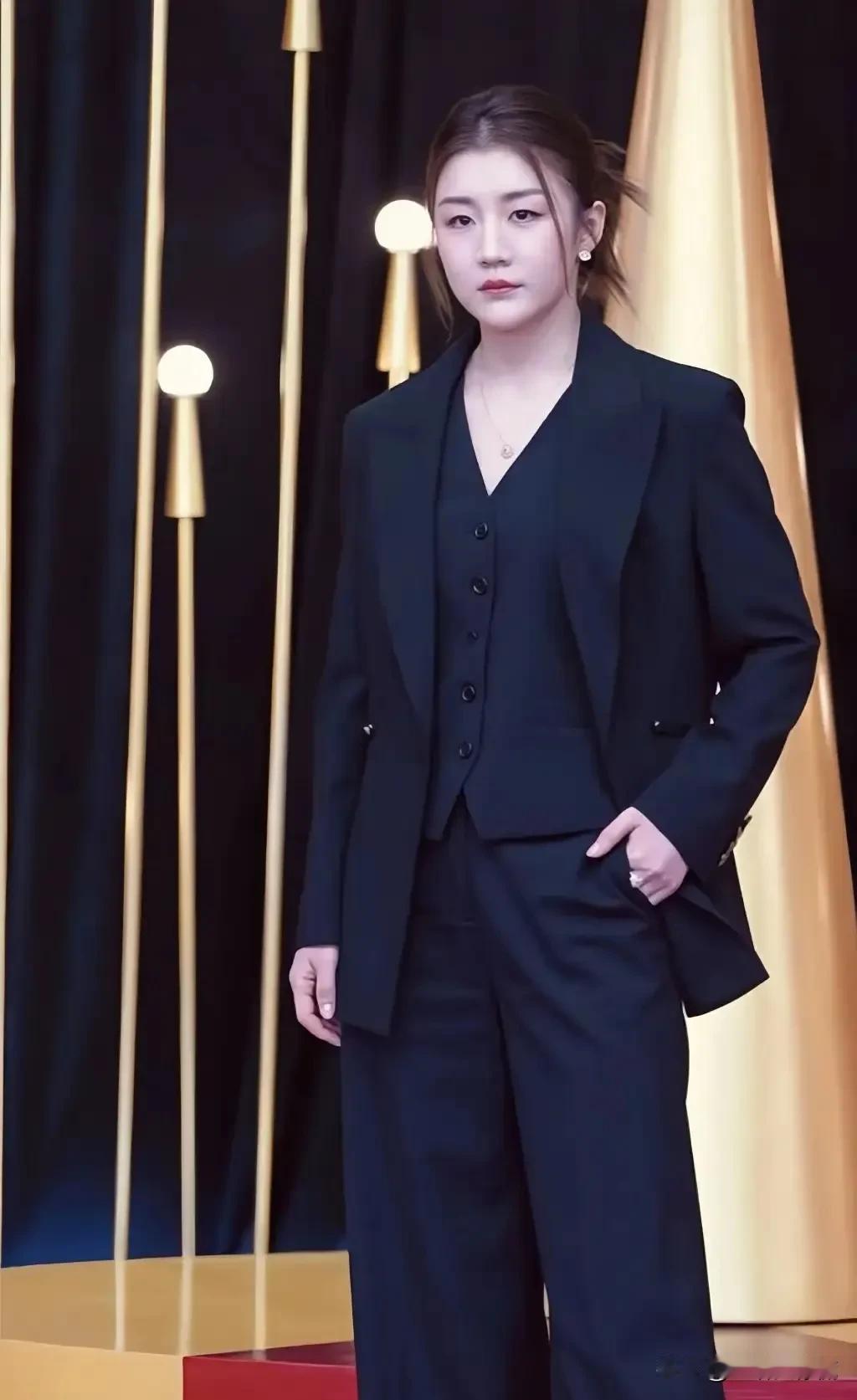 陈梦啊陈梦不行你就直接进军娱乐圈吧你一身黑色西服，出现在红毯上又酷又飒，