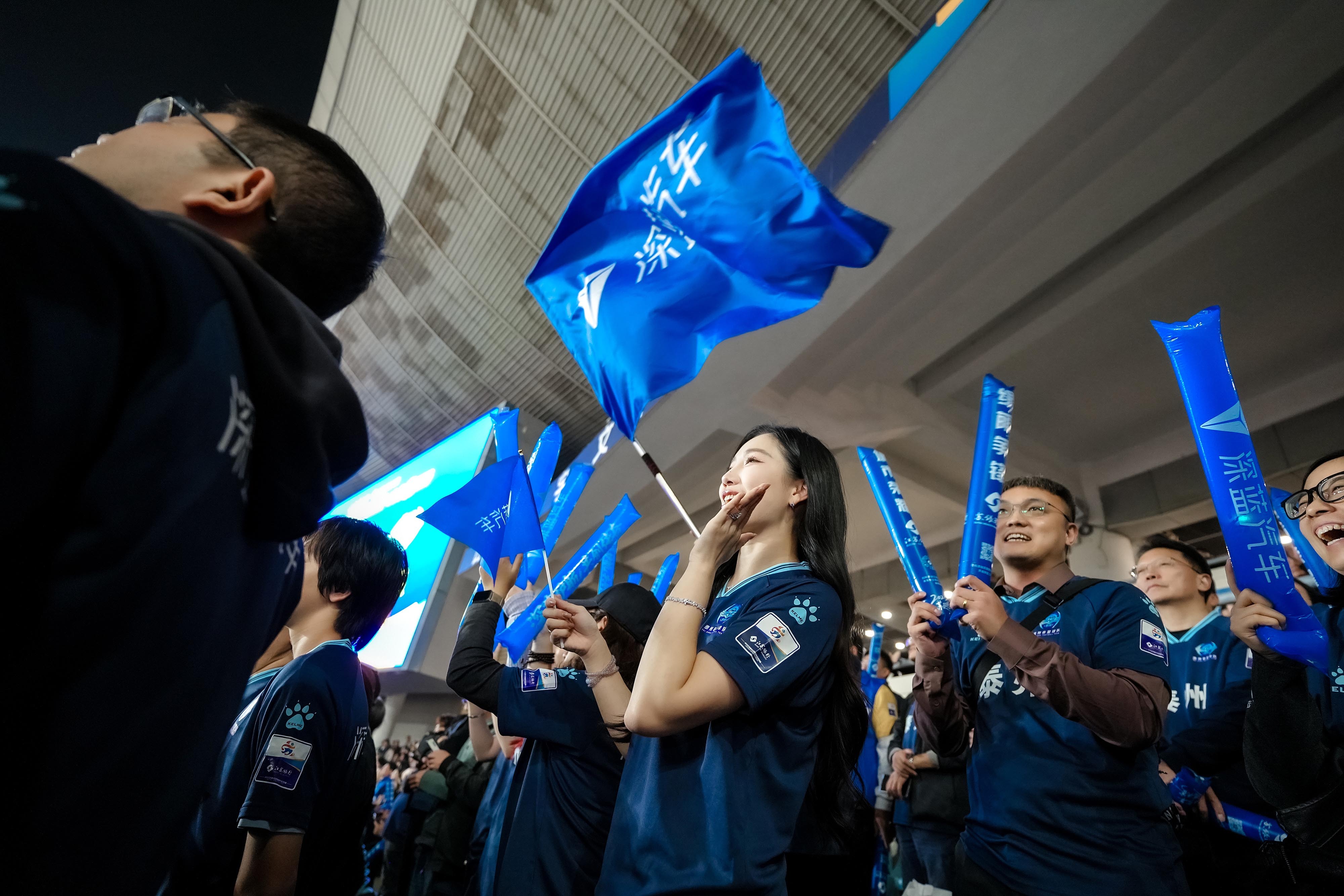 苏超决赛终极对决！泰州队vs南通队，背后是深蓝汽车的硬核应援！球队从赛季初第九到
