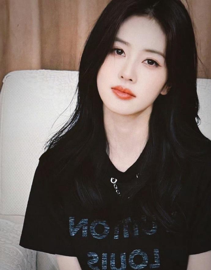 近日白鹿在外出的时候搭配的很时尚，像个酷酷的潮流美少女。白鹿上身穿黑色的字母