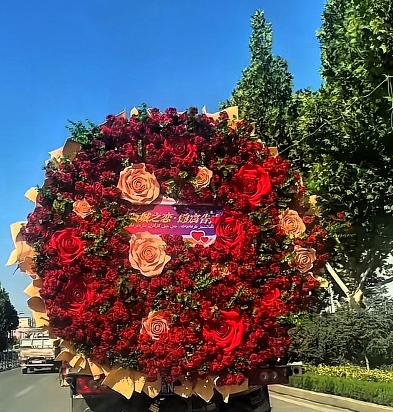 贫穷限制了我的想象[捂脸哭]这么多玫瑰花能买个长久婚姻吗？这种形式的七夕，真