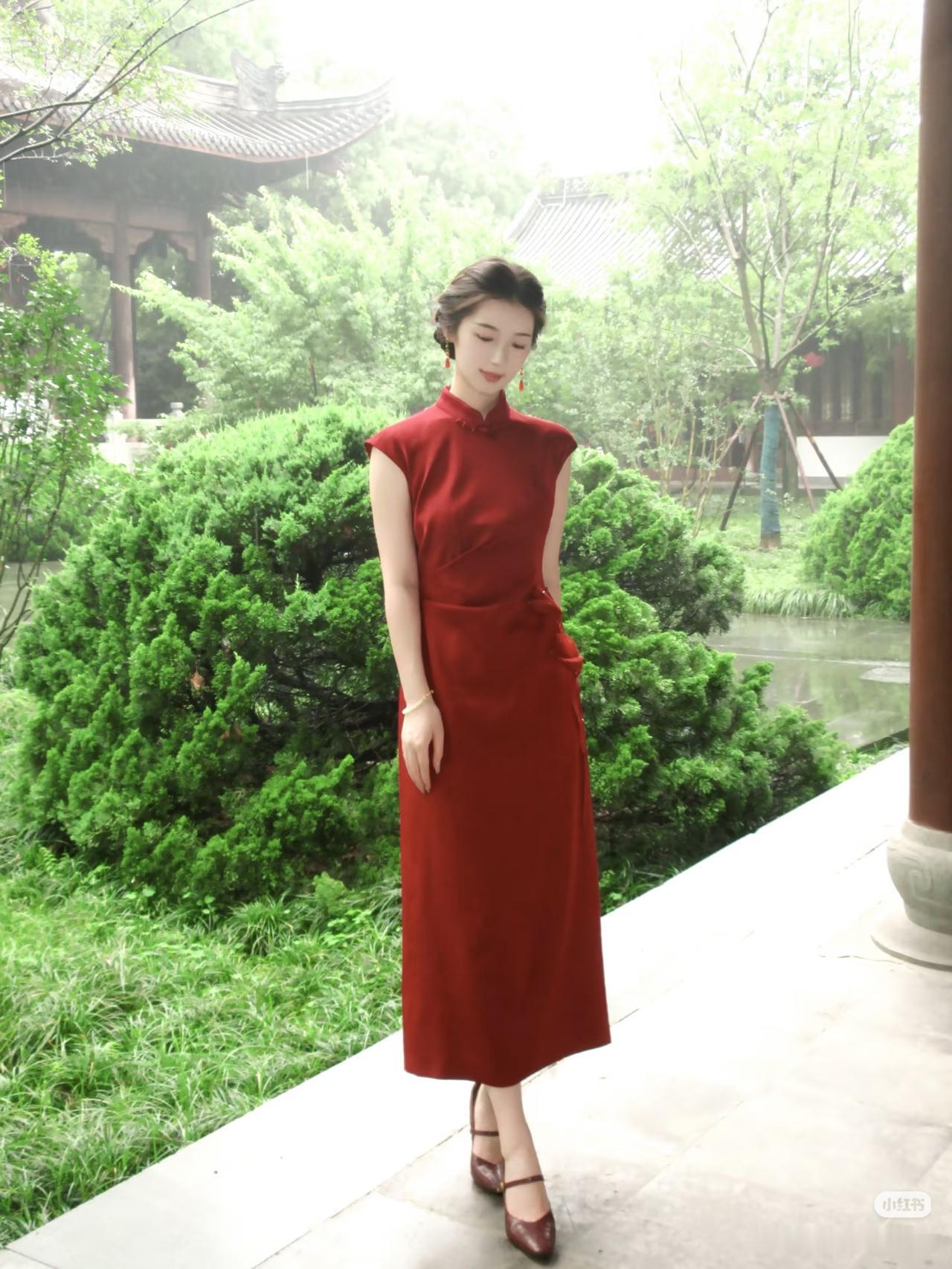 红衣女子倚栏望，古风庭院绿意浓。