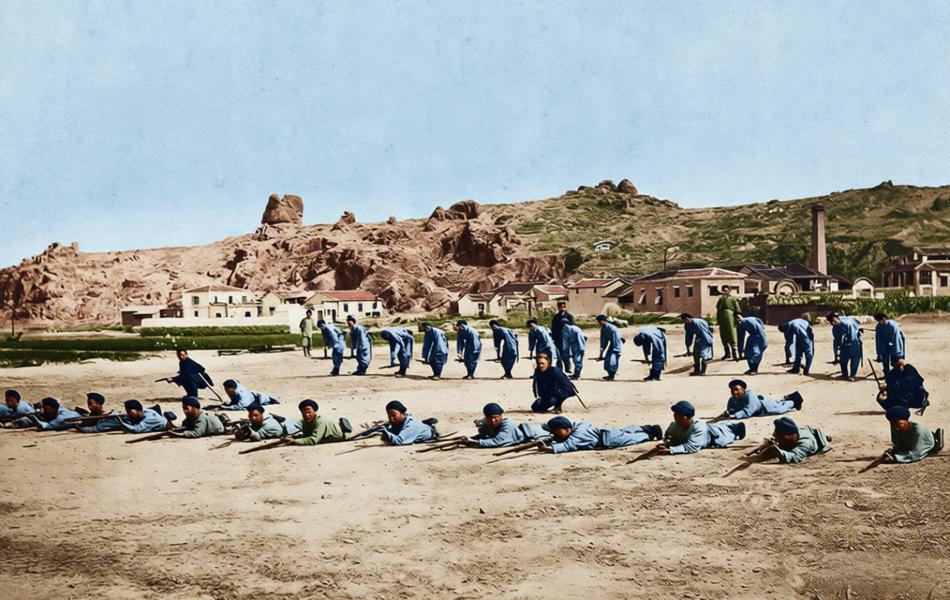 这张照片拍摄于清末，北洋水师官兵在陆上进行步枪射击训练，很可能位于威海卫刘公岛或