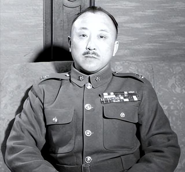 1950年，国民党上将卫立煌在香港街头闲逛，忽听身后有人喊：“这不是卫立煌吗？”