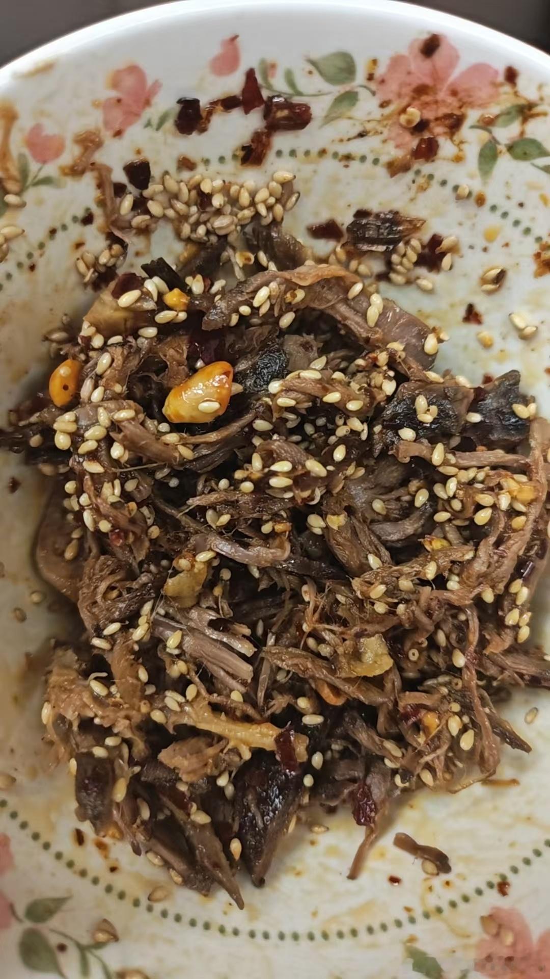 其他方面不行但是我对自己做饭真的全肯定！怎么会做出这么好吃麻麻辣辣的卤牛肉丝呢！