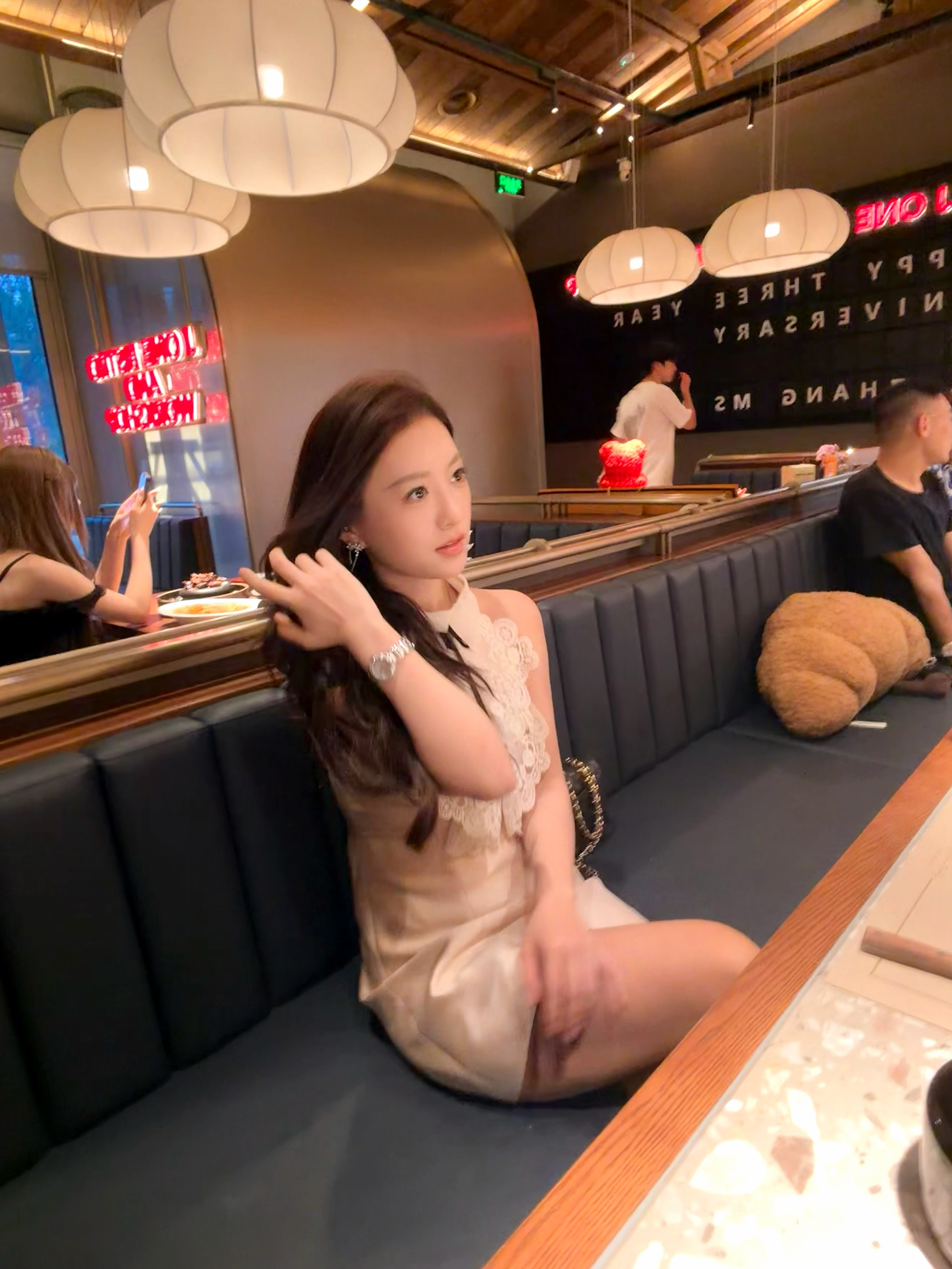 约会time在问了没有酸辣土豆丝鸡排盖饭之后，扒拉了一整碗意面和带着血丝的牛排