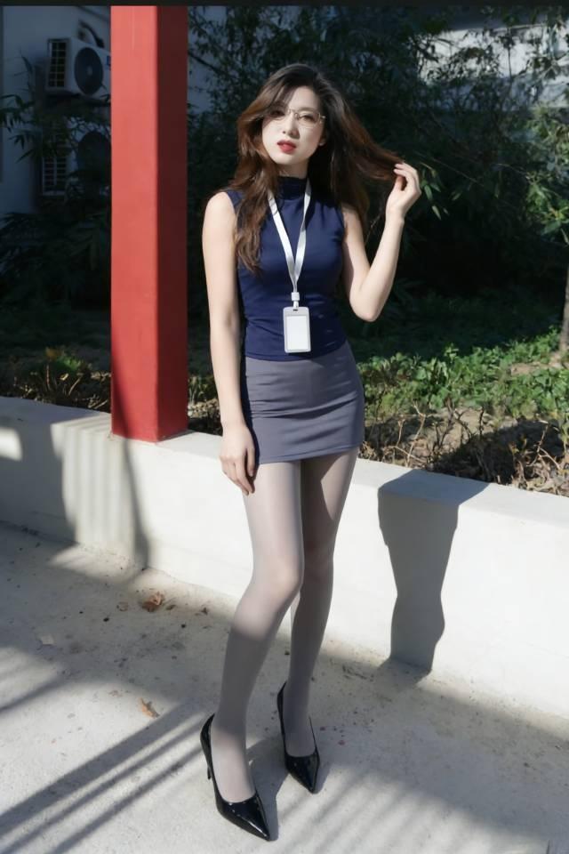 职场御姐的松弛感时刻。阳光穿过竹林，落在她的肩头。职场的干练与午后的慵懒，在