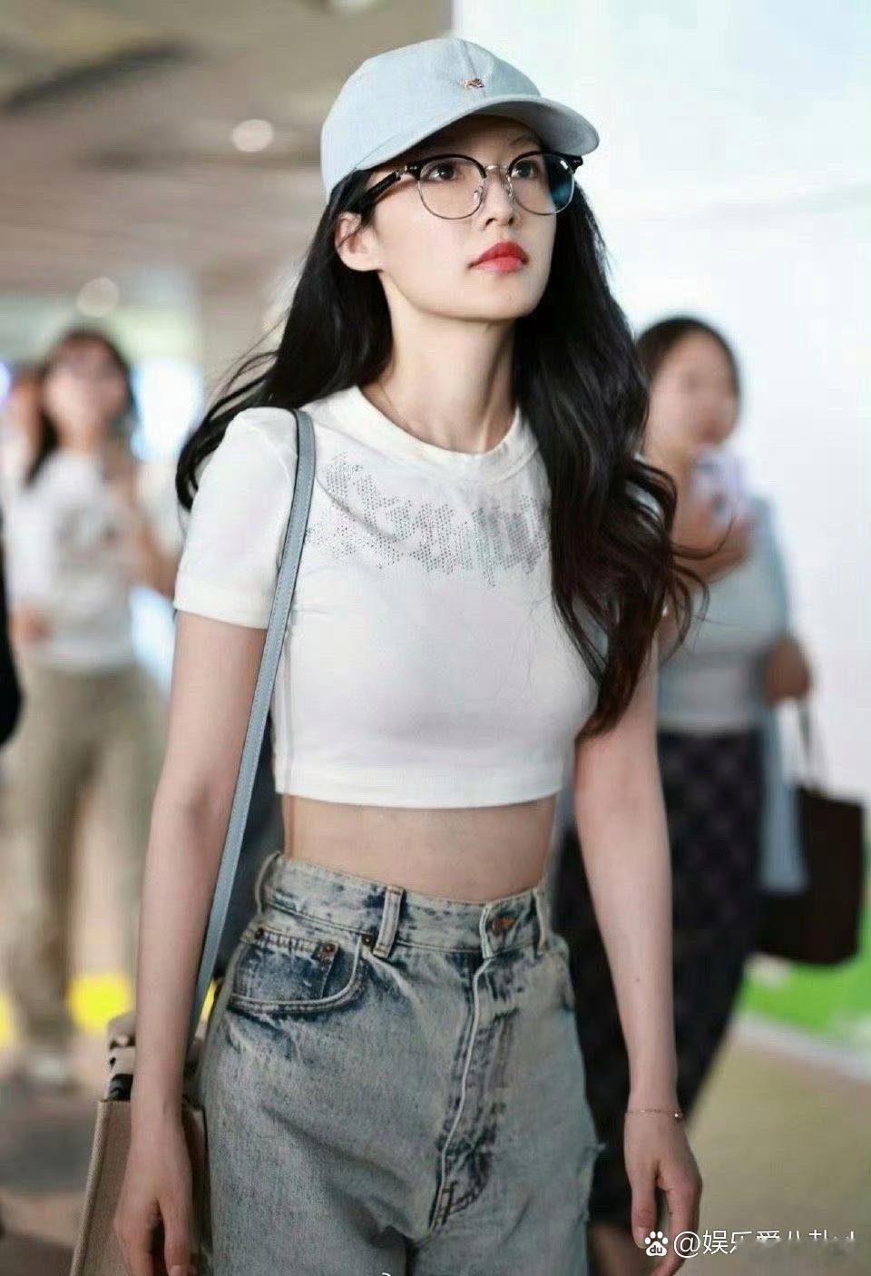 李沁的腰也太绝了吧，纤细曼妙线条超迷人，妥妥的氛围感利器！