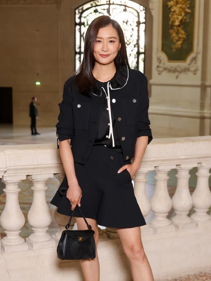 最近陈法拉亮相巴黎，这次她是特意去参加香奈儿的高定展的，陈法拉搭配了一身黑色的套