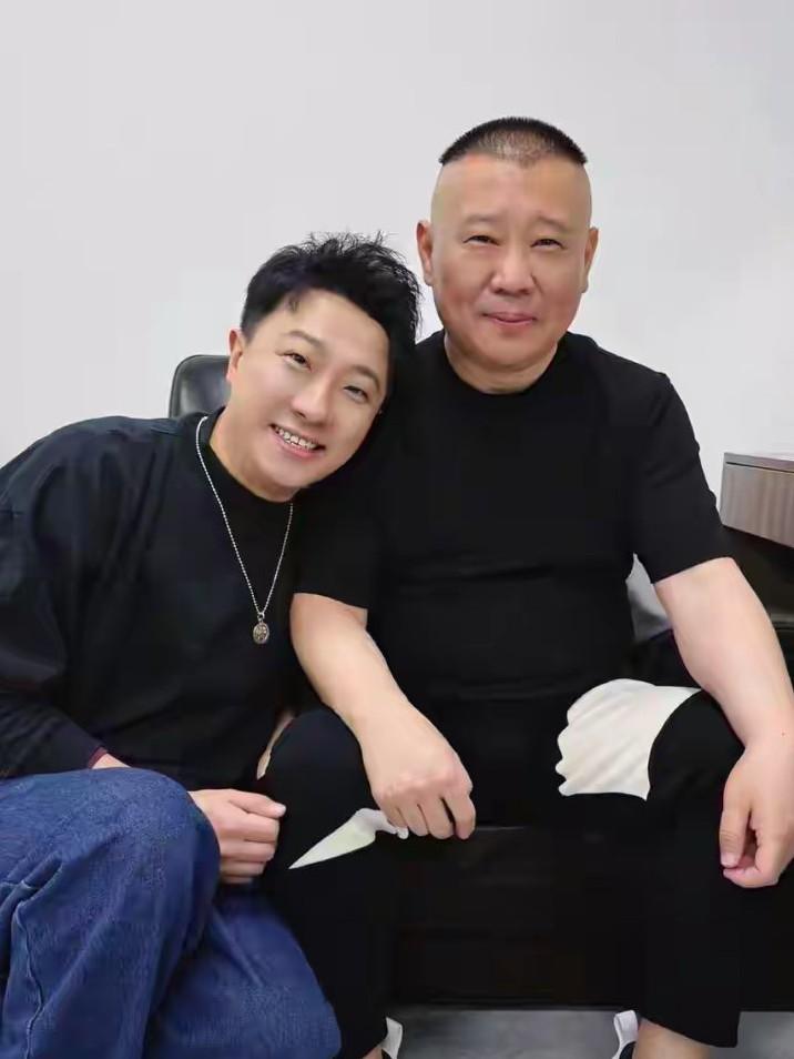 郭德纲徒弟张鹤擎真是太努力了！去年张鹤擎在德云社的商业演出总共141场，其中小园