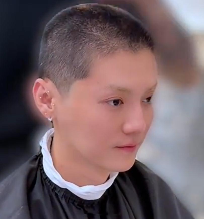 理了发，就跟换了一个人一样。不如原先的发型好看！鹿晗剃头出现人传人现象