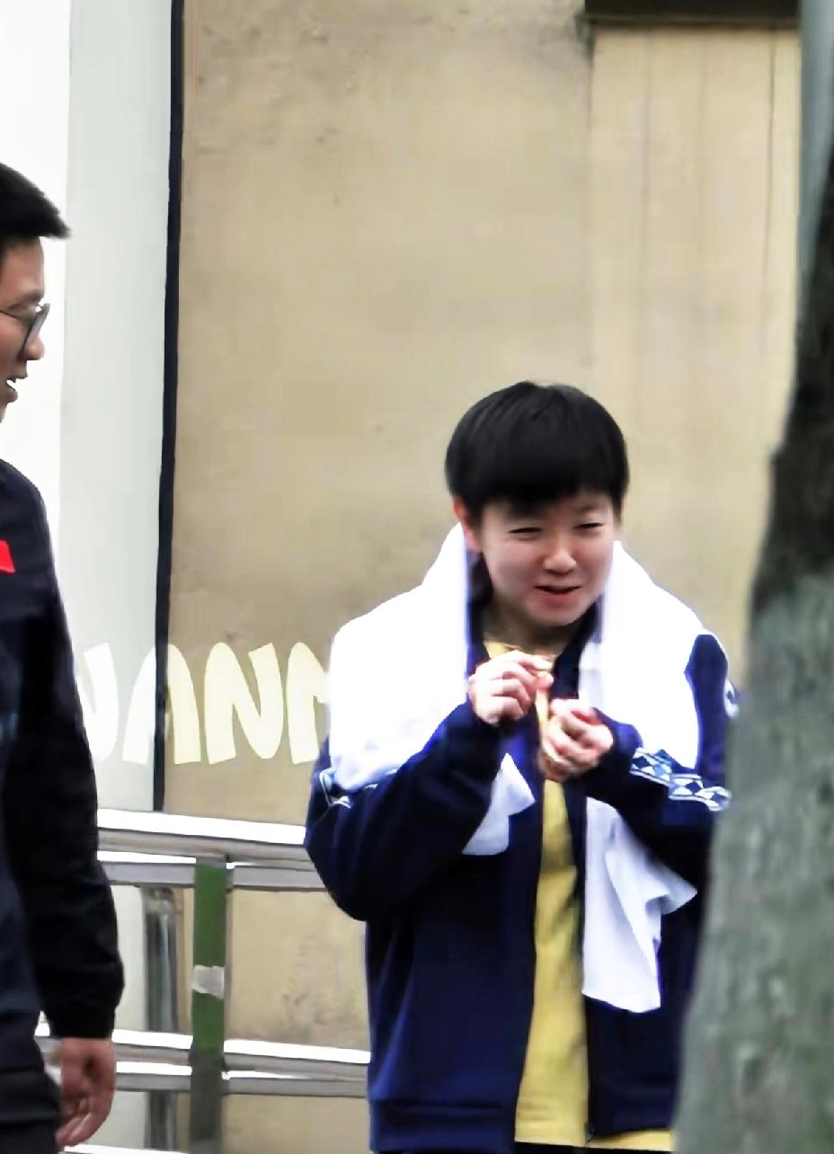 今日的莎莎怎么这么兴奋，手舞足蹈地比划，跟她做朋友每天得有多开心。成都封