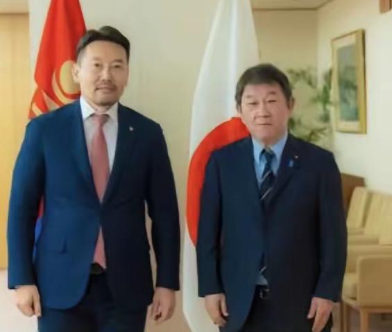 蒙古国正在渐行渐远。据日本《朝日新闻》12月11日报道，蒙古国副总理冈呼雅格访