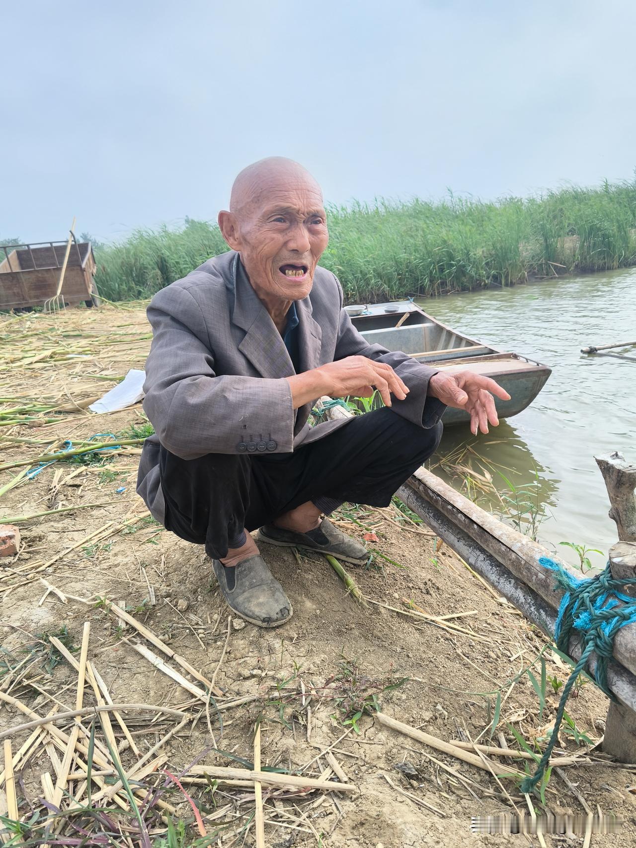 长寿老者昨日归乡，邂逅了86岁的三叔叔。他与我父亲同宗，在村里也算是