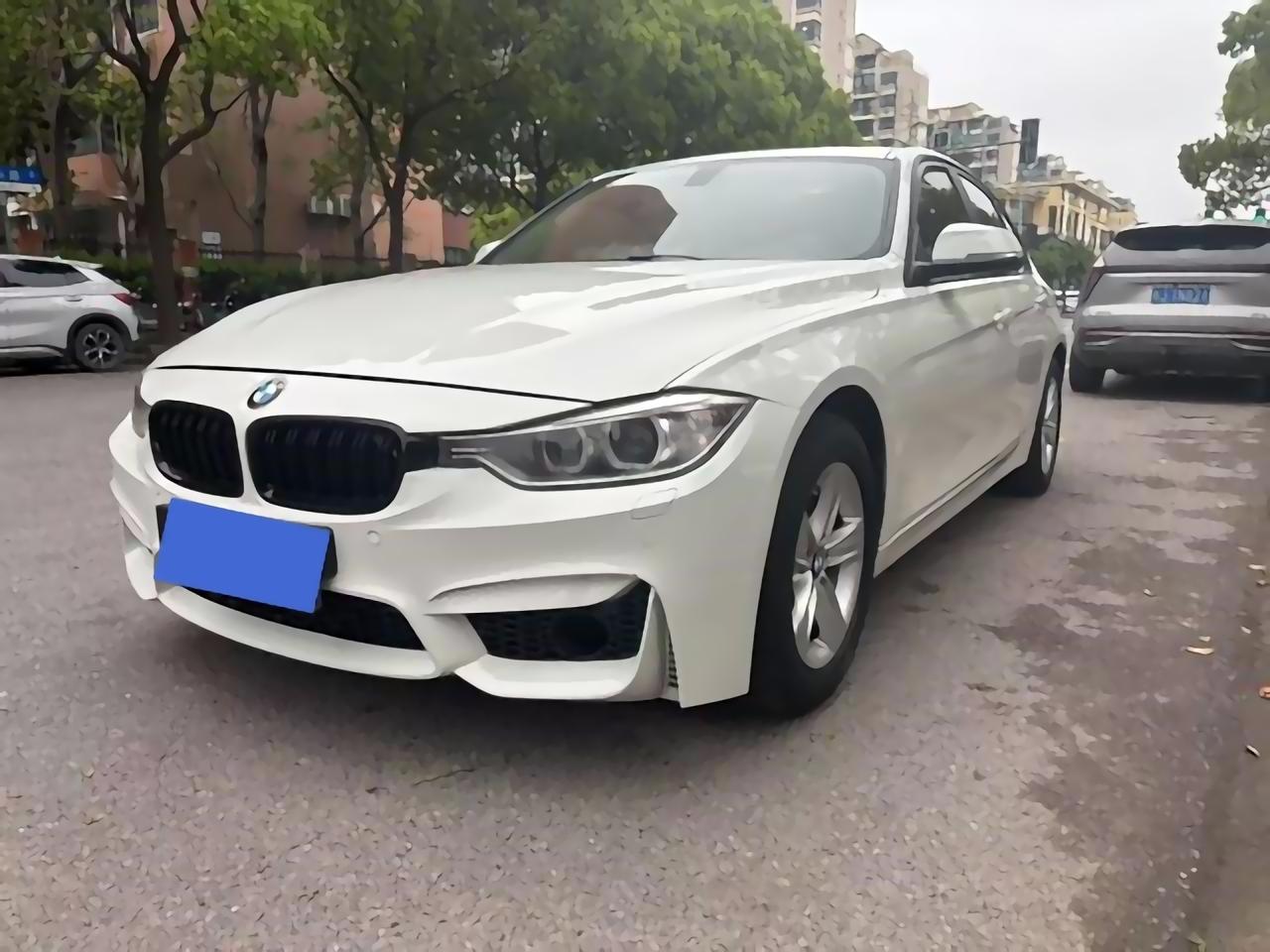 宝马3系ACC巡航功能用起来不复杂，按键基本在方向盘左边。🚗先按巡航键，把系