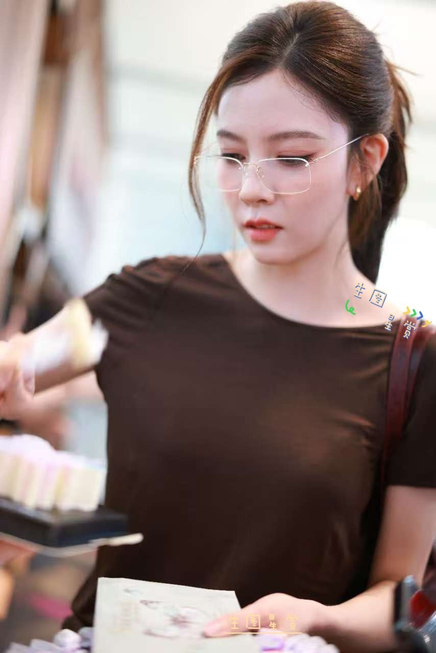 美拉德风的宋妍霏上海出发啦，御姐cc眼镜杀🤎宋妍霏