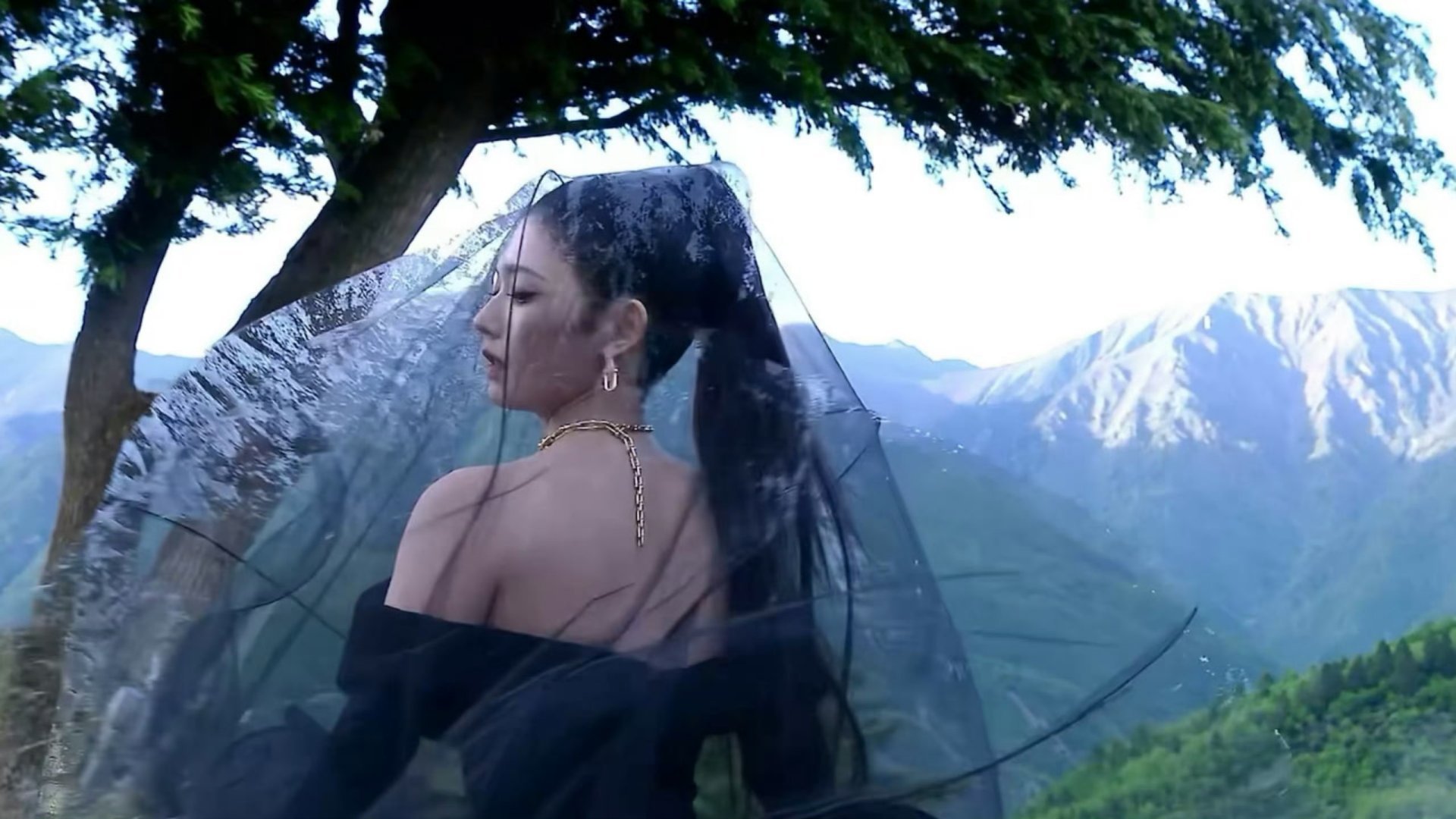 林允杀死比赛这身造型和景色融合的太完美了！！！且有意境！！她的审美一直都在线！她