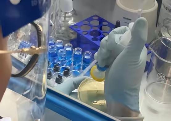 真是奇迹！云南仅仅高中学历的爸爸，百般为患罕见病的儿子求医无果后，竟然开始自制药