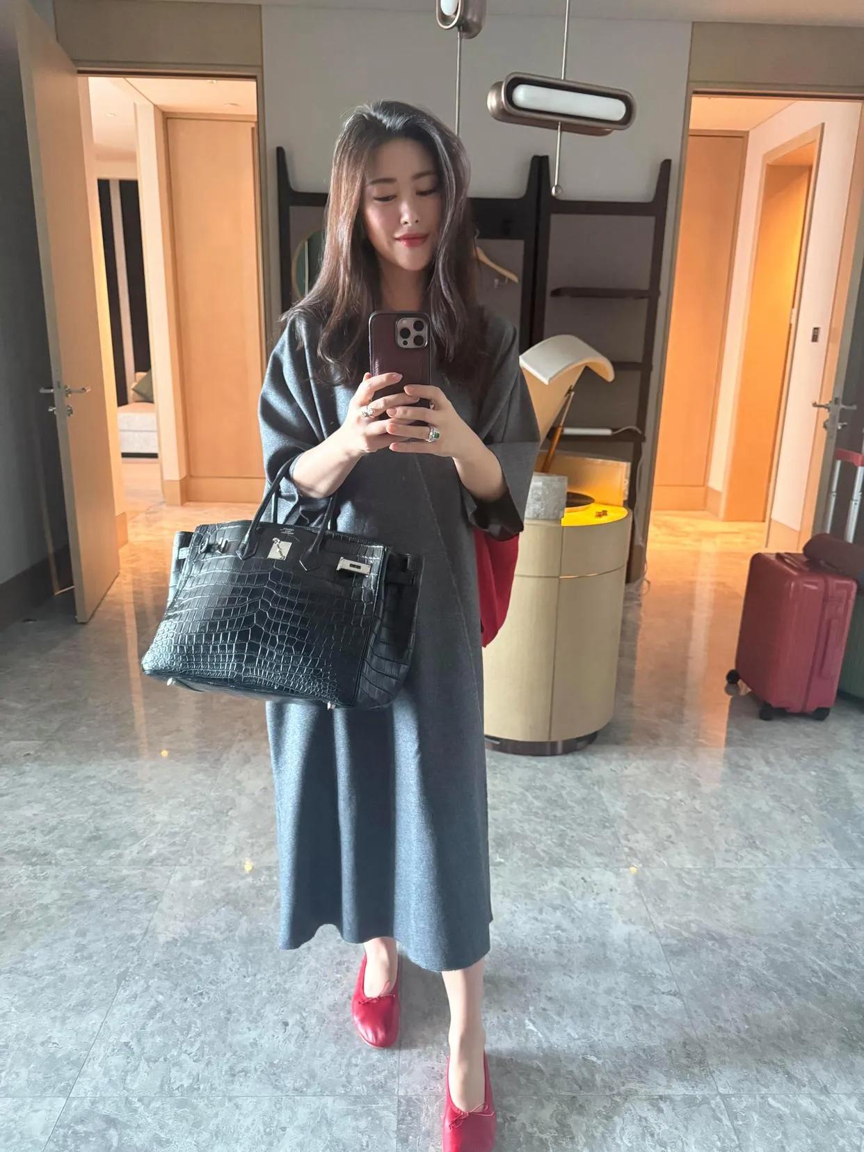 朱珠这一身真的太绝了！高级灰+红鞋的配色，简约又大气✨状态好到发光，不愧是行走