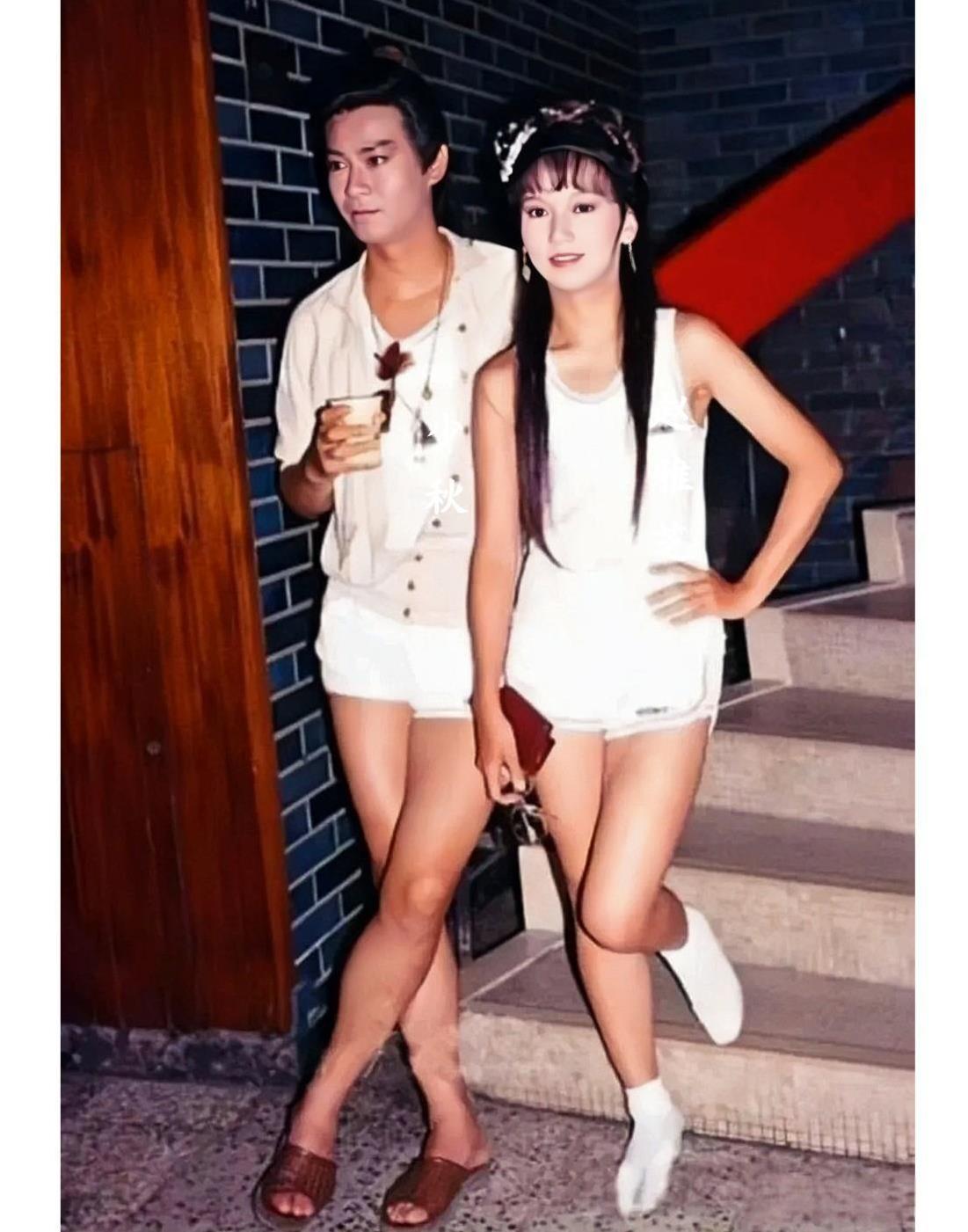 1978年，郑少秋与赵雅芝在拍戏时的珍贵合影，那时秋官31岁，英俊潇洒。芝姐25