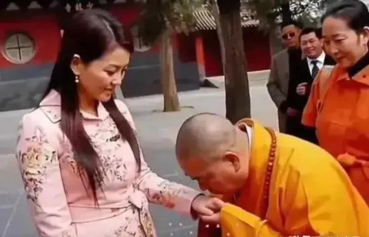 2008年，有这样一个画面引起了公众的注意：少林寺方丈释永信在采访结束后，按照西