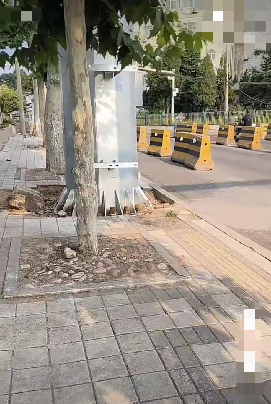 天津，一街道办门口的人行道上，立了一根很粗的高压电线杆，可能挤占了盲道和部分人行