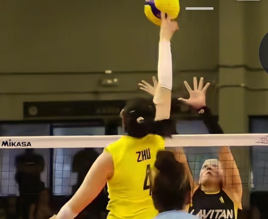 3.27米的高度，两个1.9米副攻眼睁睁看着球从指尖上方炸进地板——这不是电影特