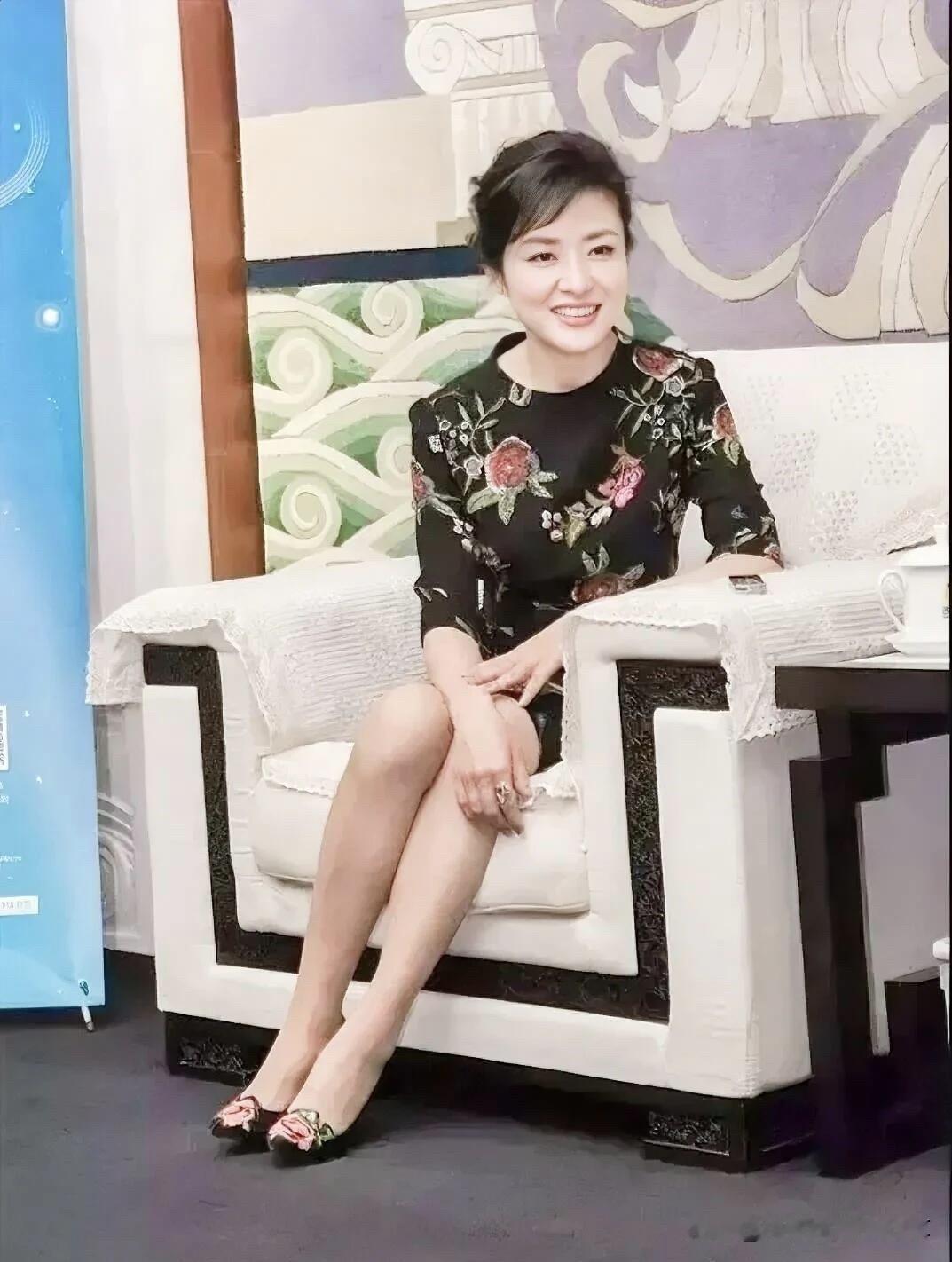 她是传统审美里的大美人，鹅蛋脸，颜值最顶，骨相最佳，360度无死角，沉鱼落雁、闭
