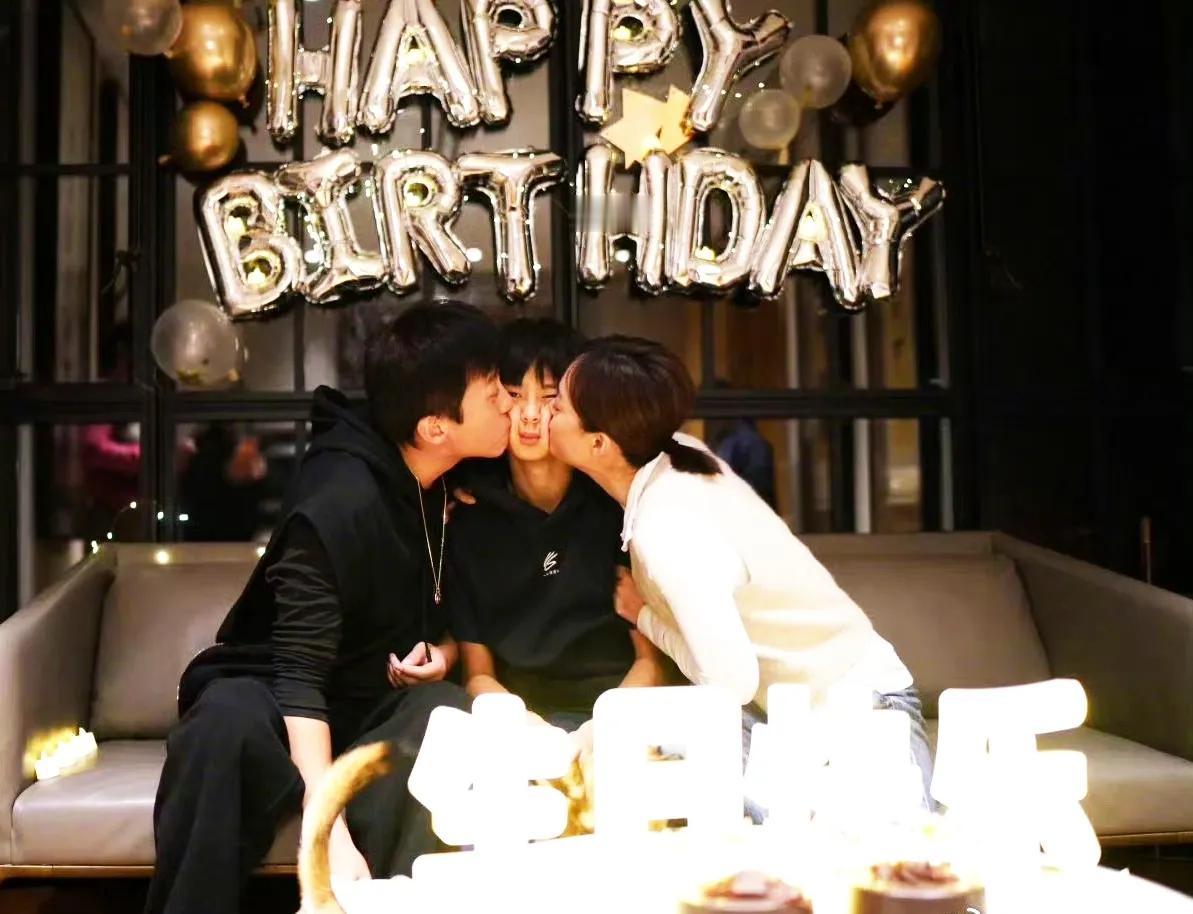 亲着、亲着…，儿子就长大了。昨天，@邓超的眼睛是湿润的…从11月12日凌晨，他