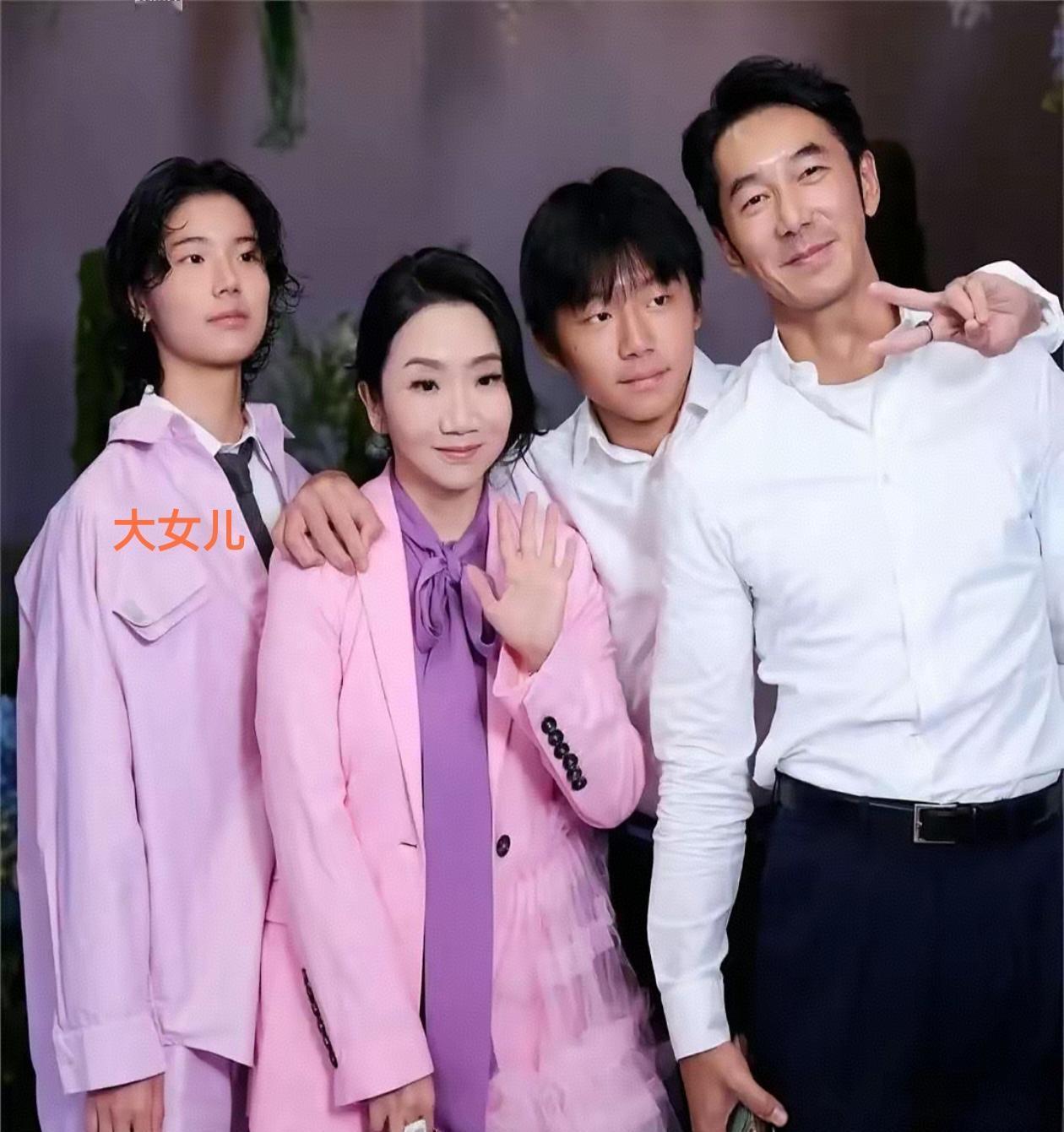 陶晶莹这19岁的闺女豆豆，最近的照片一出来，我差点没认成哪家新出道的帅小伙！这