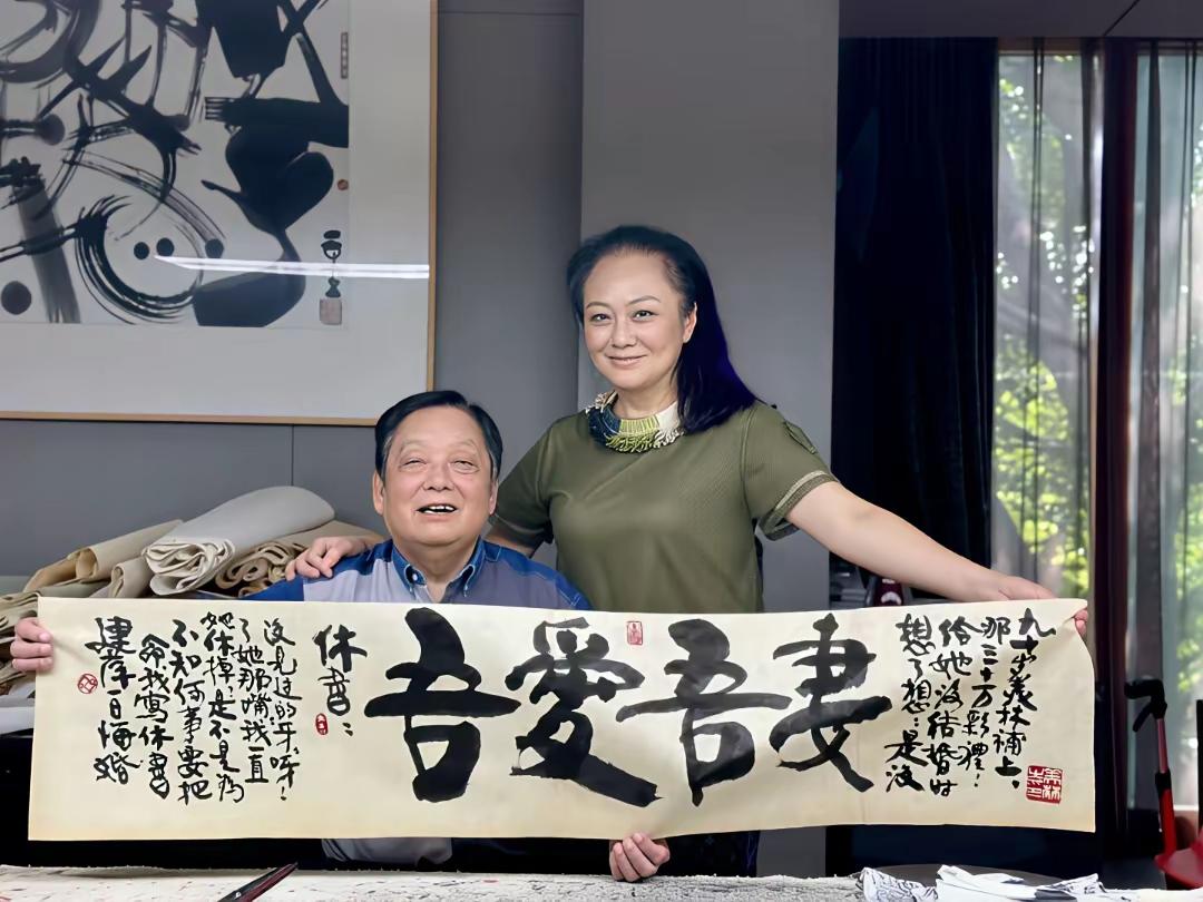 韩美林大师与他的小媳妇儿很恩爱。韩美林1936年生，90岁了。小媳妇儿周建萍也不