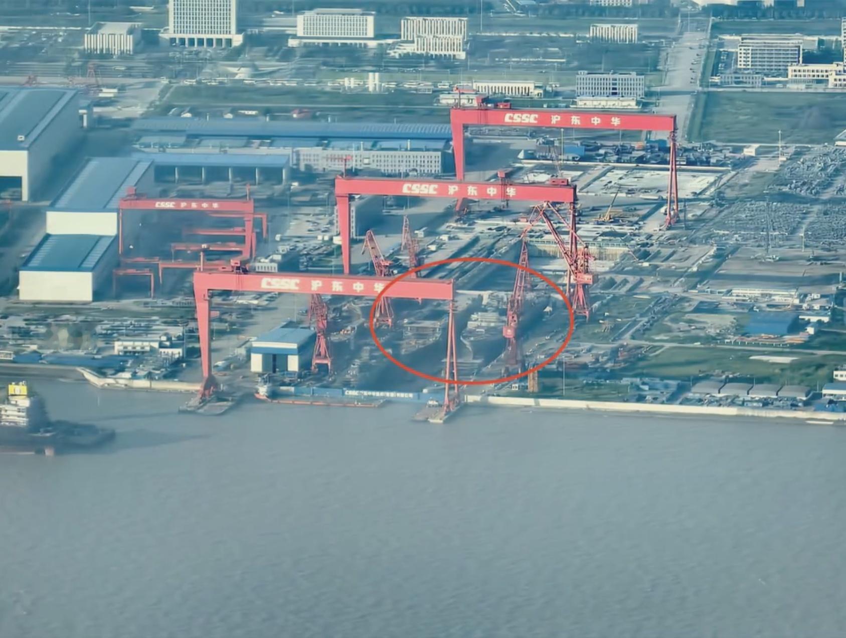 近日南方某船厂航拍图2艘新批次071已经成型(图一)，坞内还有2艘054B在建