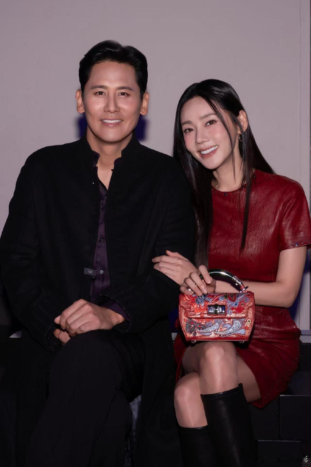 秋瓷炫于晓光秀场合体于晓光秋瓷炫夏姿陈这波选嘉宾太会了！秋瓷炫的红裙呼应马术