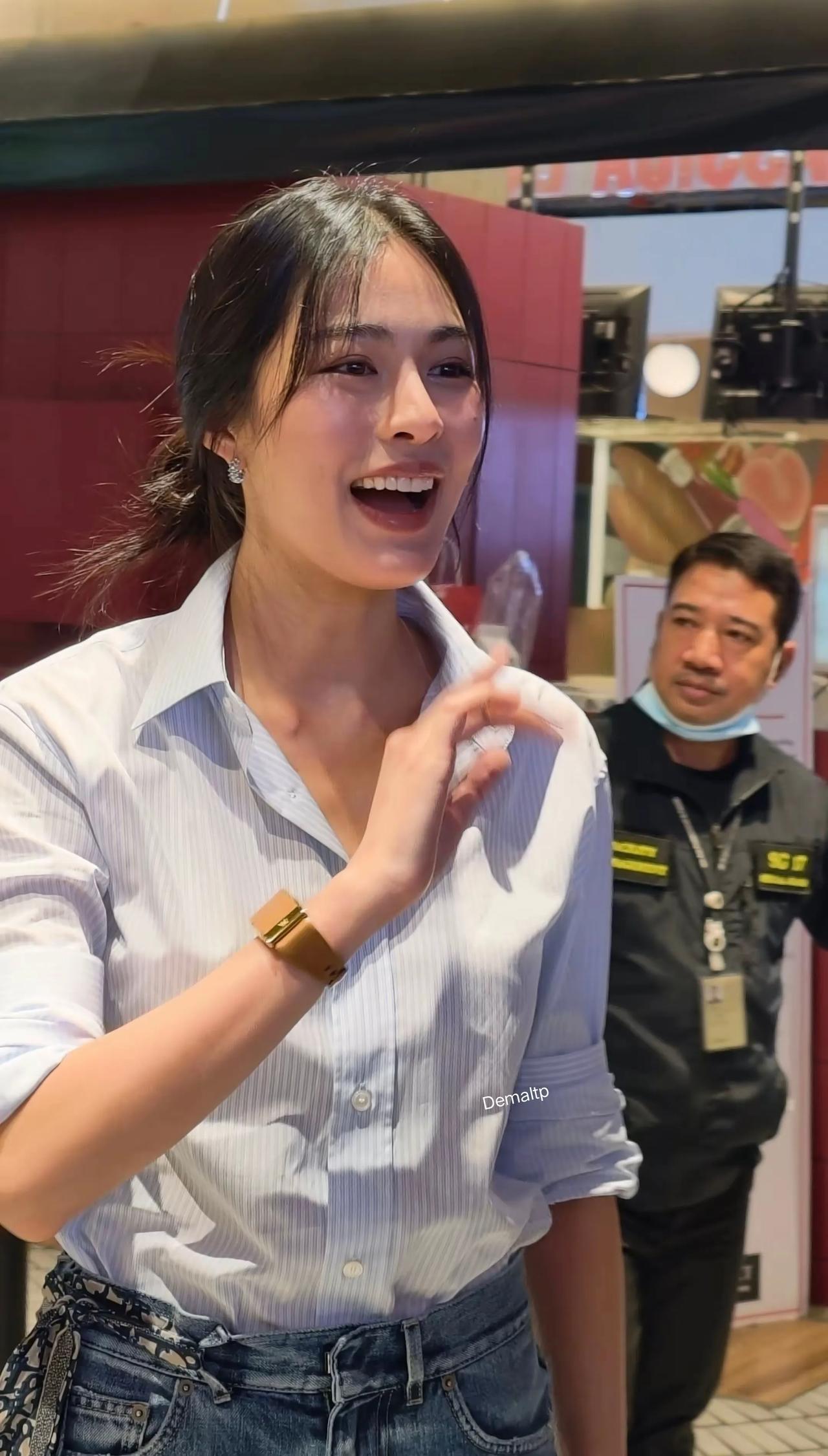 美女笑得开心、真诚和自然，没有那么温文尔雅和扭扭捏捏。这样的状态，很容易感染周围