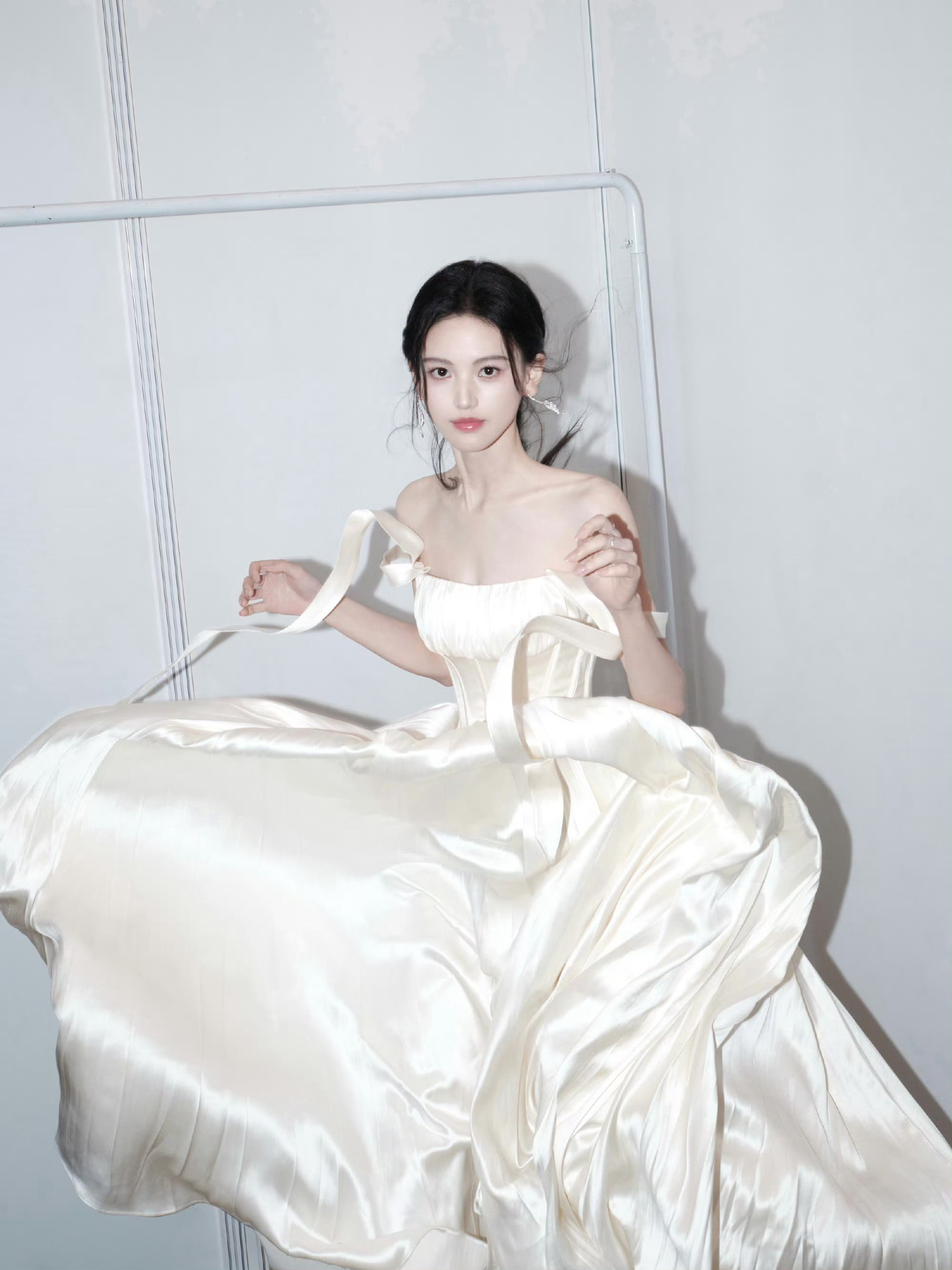 沈羽洁美的没边了，公主殿下，我猜猜是不是拍了好多拍立得！！