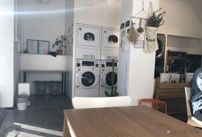 未来最值钱的，早已不是商品，而是人情味？！最近日本爆火的一个生意，咖啡洗衣