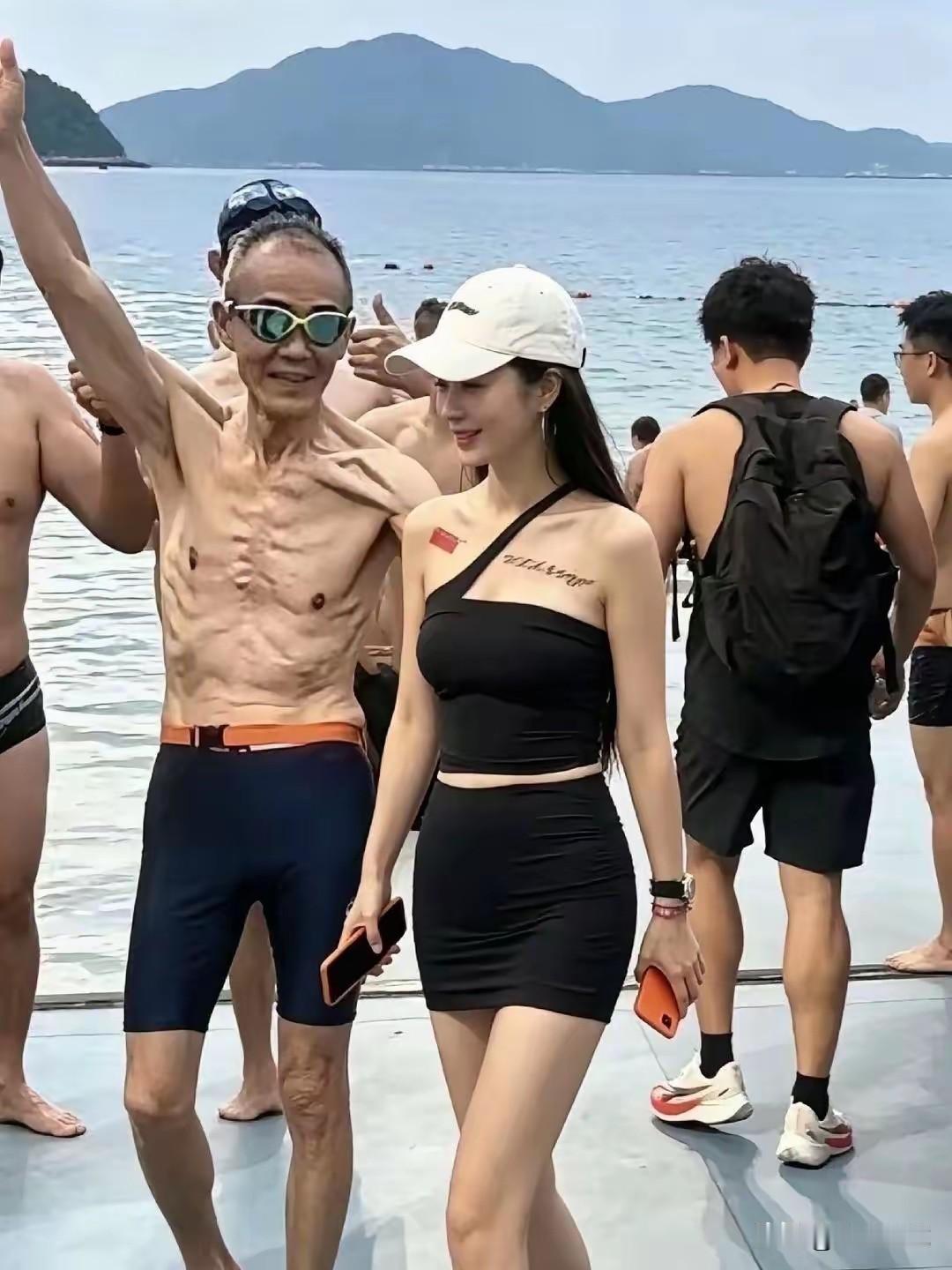 健身健成这样，真是很无语了。海边风凉，还是穿上衣服体面。