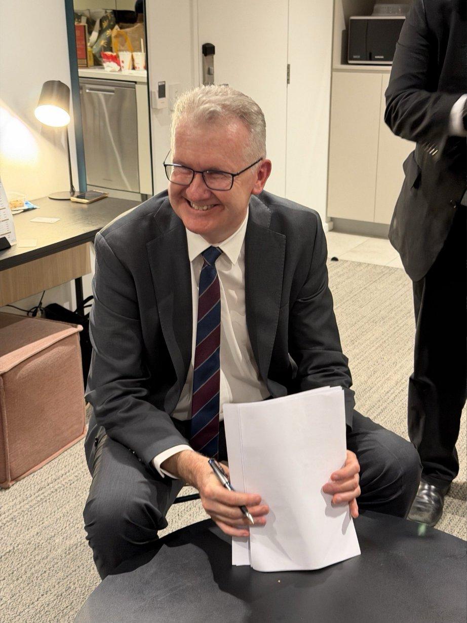 3月10日，一张照片戳中了无数人：澳大利亚内政部长蹲在酒店的小圆桌前，亲手为5名