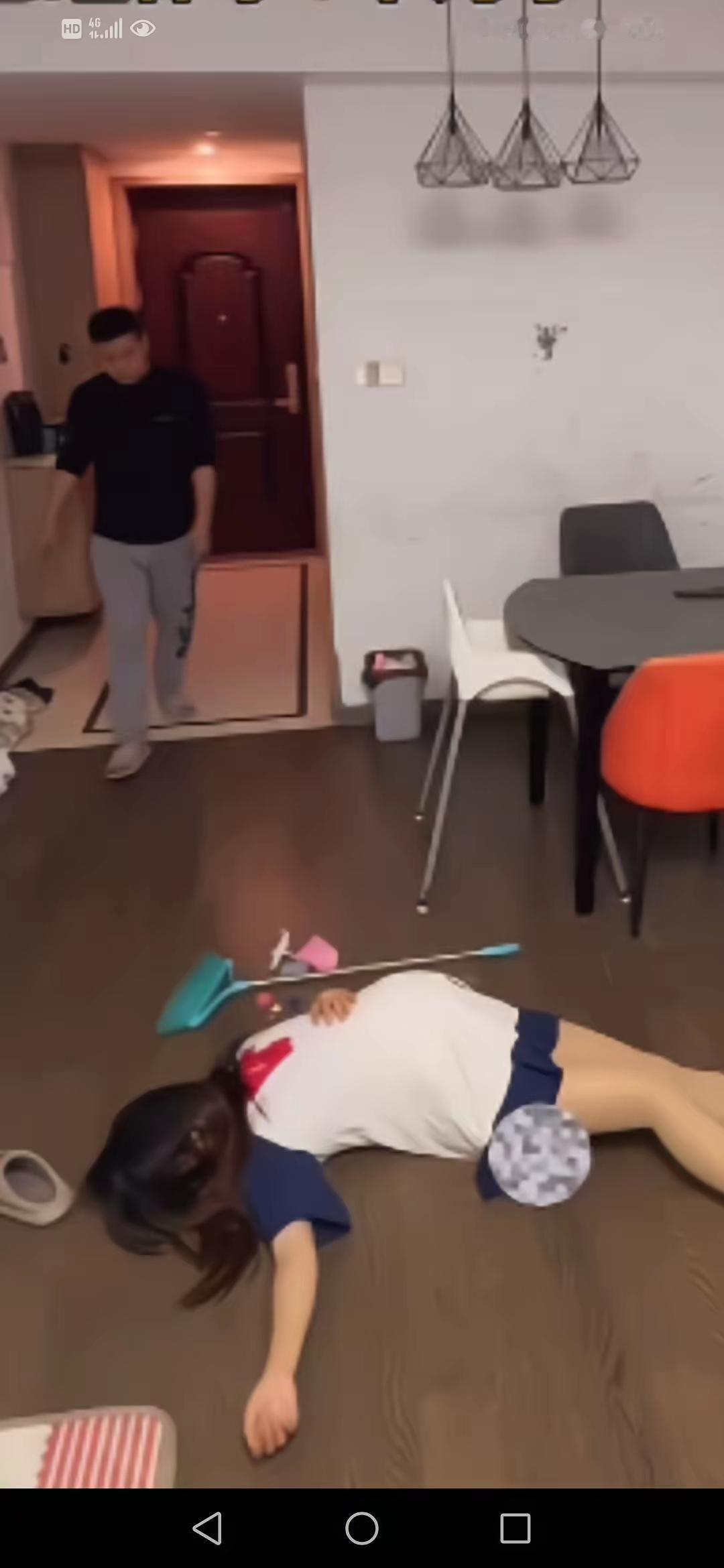 心寒,怀孕七个月的妻子和丈夫吵完架后,突然气晕倒在地,丈夫看见后,走到妻子身边,