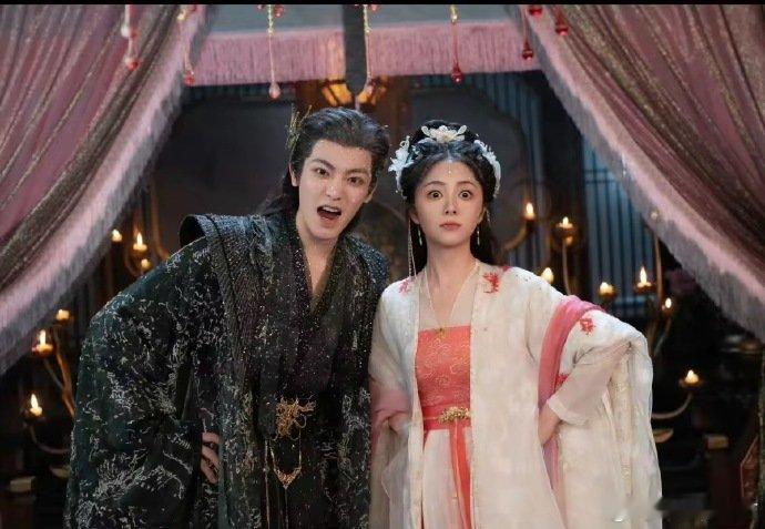 谭松韵侯明昊双人拍立得好甜《逍遥》剧组来好六发糖啦！谭松韵侯明昊同框，男帅女美太