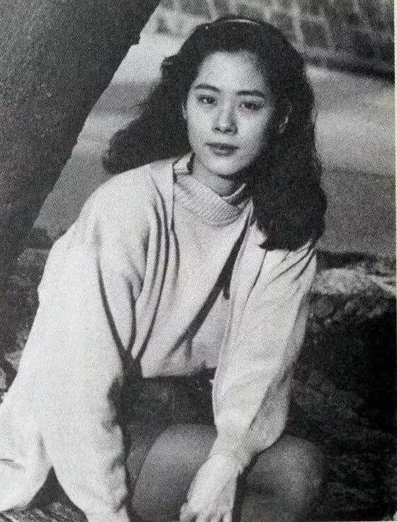 关淑仪年轻时气质独特，不过佳人如她，一生无婚，倒是在36岁时未婚生下一子。虽然孩